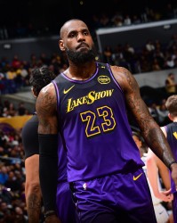 名记：放弃三四个轮换球员来得到詹姆斯，这对独行侠来说不合理