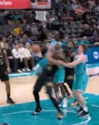 贾勒特·阿伦和迪亚巴特拼抢时把后者架起一度悬空 被吹了技犯